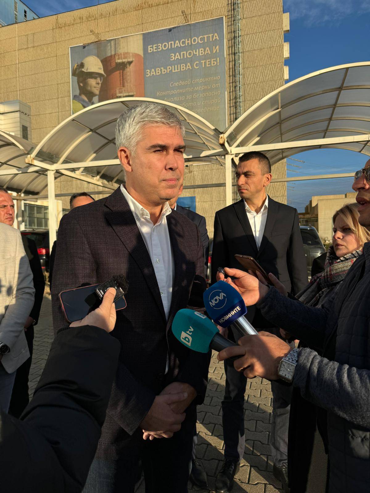  Министърът на енергетиката при визитата си в Топлоелектрическа централа 